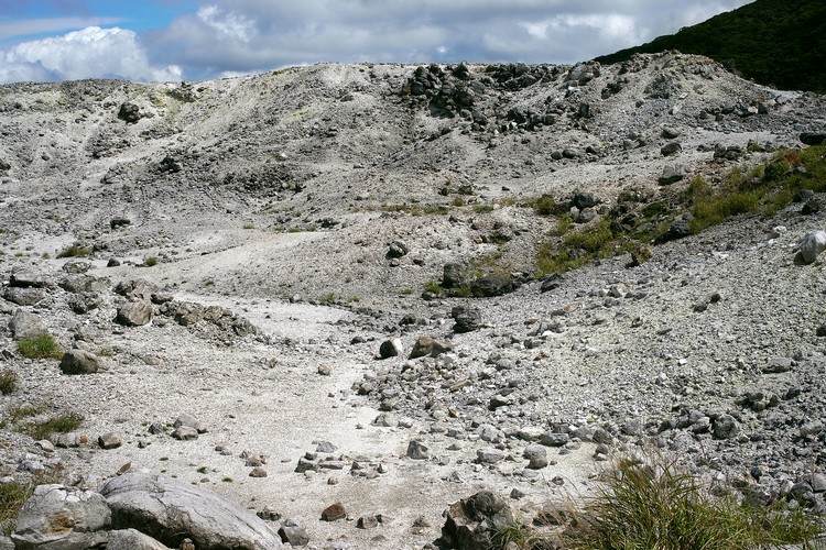 硫黄山・火口